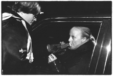 351368 Afbeelding van een automobiliste die moet “blazen” tijdens een alcoholcontrole door de politie te Maartensdijk.